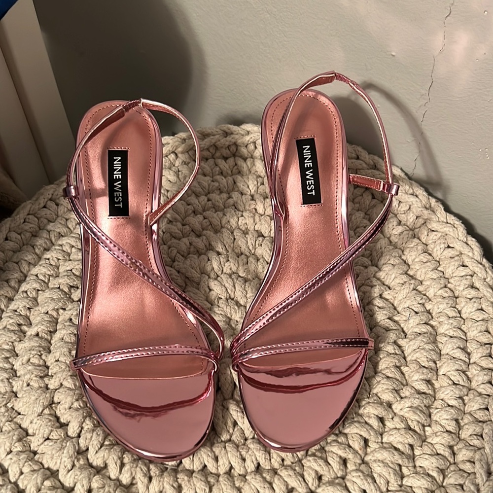 HP!! 🥳NEW Metallic pink Heels